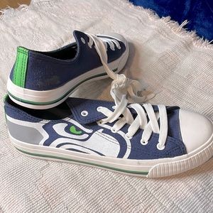 Mens Size 9 Seattle Seahawks tennis shoes. Like new condition.